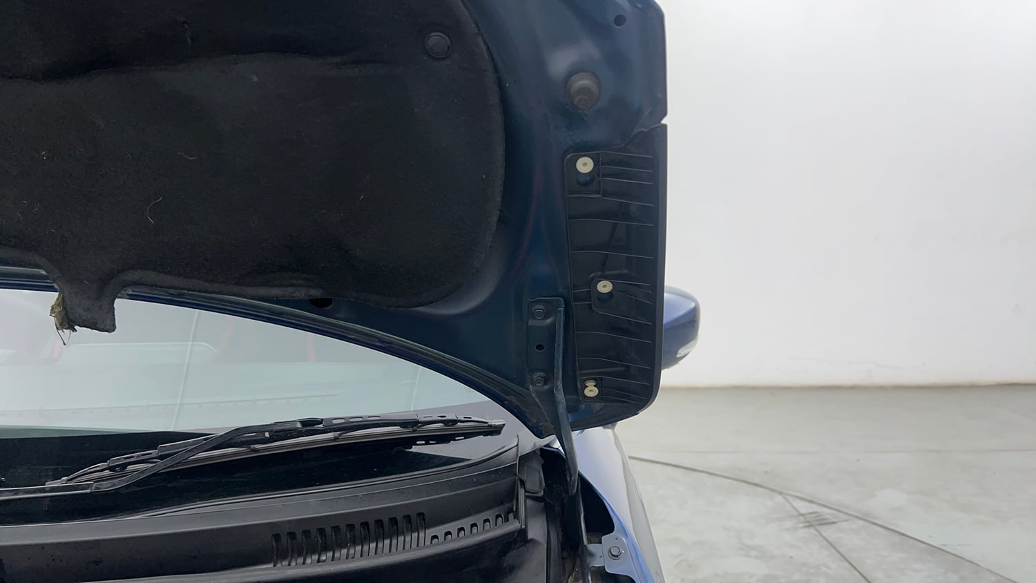 Used 2022 Maruti Suzuki Ignis Zeta 1.2 AMT Petrol Automatic engine ENGINE LEFT SIDE HINGE & APRON VIEW