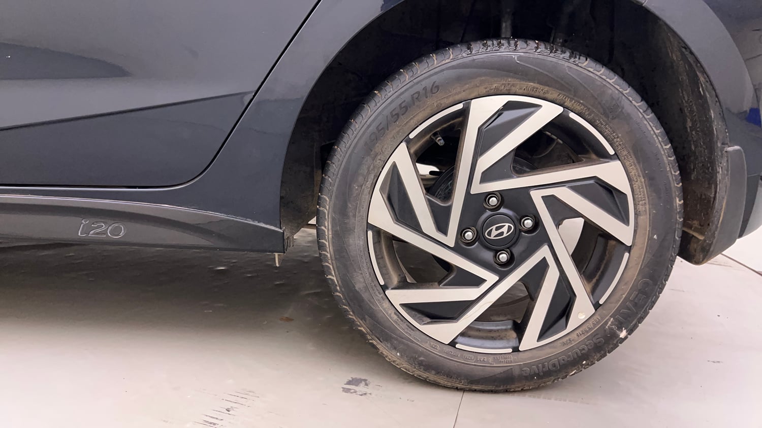 Used 2024 Hyundai New i20 Asta (O) 1.2 MT Petrol Manual tyres LEFT REAR TYRE RIM VIEW