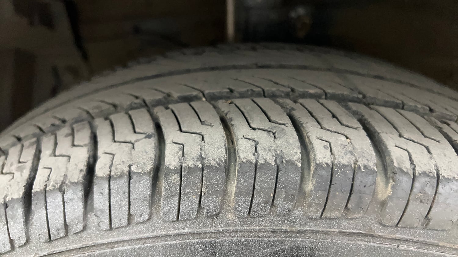 Used 2014 Maruti Suzuki Ertiga ZXi Petrol Manual tyres LEFT FRONT TYRE TREAD VIEW