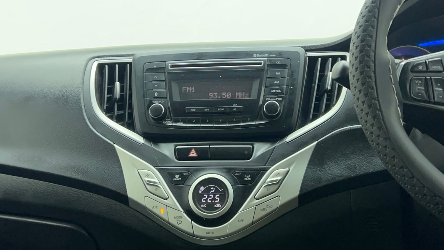 Used 2018 Maruti Suzuki Baleno Delta 1.3 Diesel Manual top_features Integrated (in-dash) music system