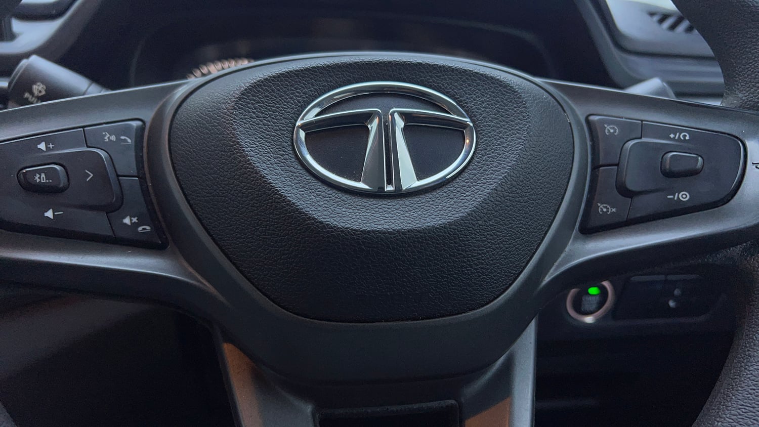 Used 2022 Tata Punch Camo Accomplished Dazzle AMT Petrol Automatic top_features Airbags