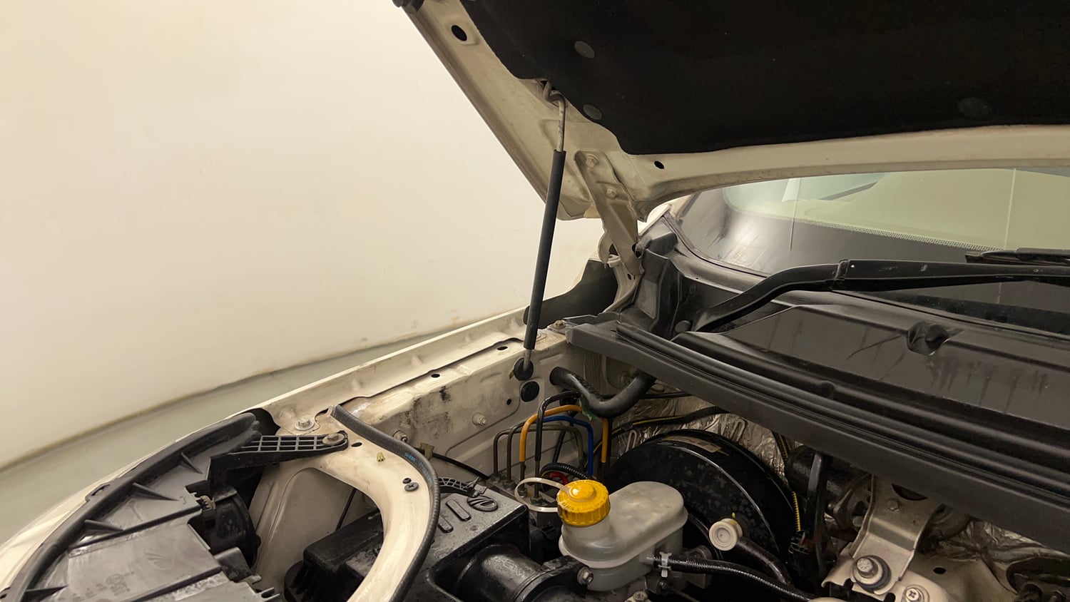 Used 2016 Mahindra TUV300 T8 Diesel Manual engine ENGINE RIGHT SIDE HINGE & APRON VIEW