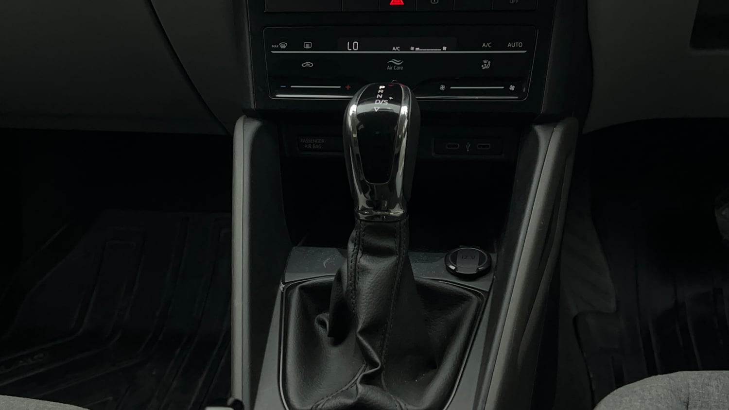 Used 2025 Skoda Kylaq Signature Plus AT Petrol Automatic interior GEAR  KNOB VIEW