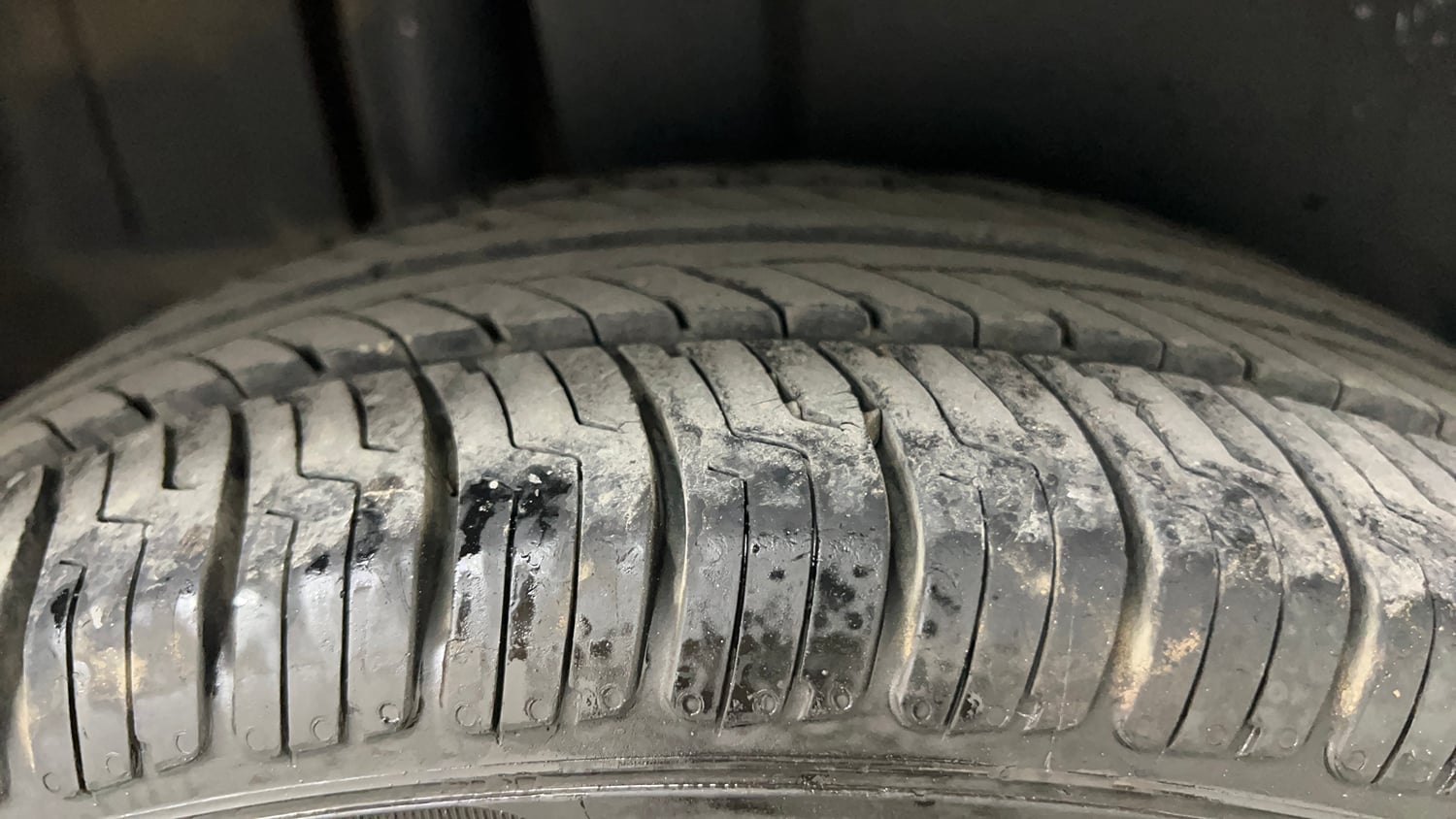 Used 2014 Maruti Suzuki Ertiga ZXi Petrol Manual tyres RIGHT REAR TYRE TREAD VIEW