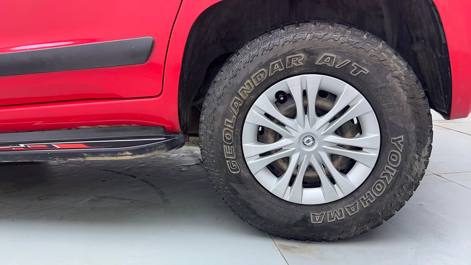 Used 2019 Mahindra TUV300 T6 Plus Diesel Manual tyres LEFT REAR TYRE RIM VIEW