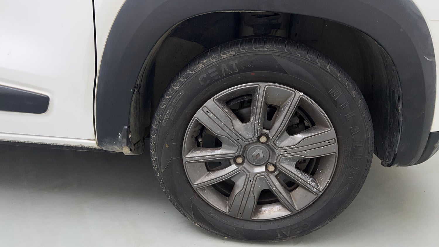 Used 2021 Renault Kwid CLIMBER 1.0 AMT Opt Petrol Automatic tyres RIGHT FRONT TYRE RIM VIEW