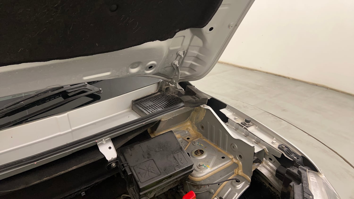 Used 2021 Renault Kwid Neotech RXL 1.0  AMT Petrol Automatic engine ENGINE LEFT SIDE HINGE & APRON VIEW