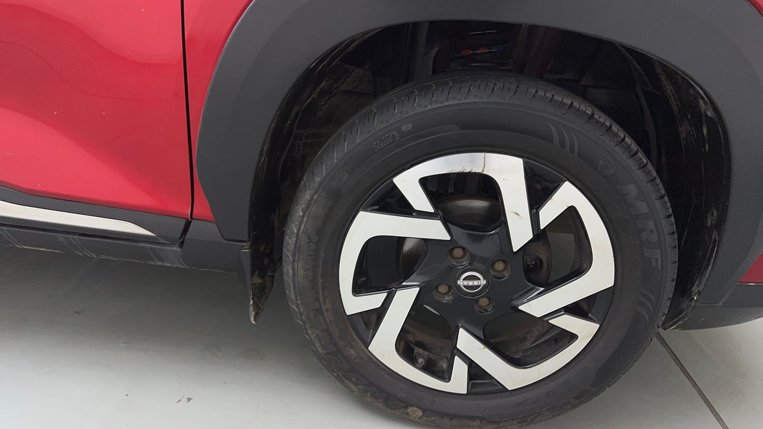 Used 2021 Nissan Magnite XV Premium Turbo (O) CVT Dual Tone Petrol Automatic tyres RIGHT FRONT TYRE RIM VIEW