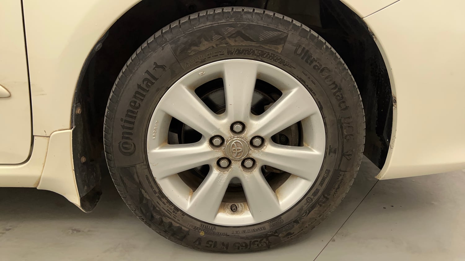Used 2013 Toyota Corolla Altis 1.8 G Petrol Manual tyres RIGHT FRONT TYRE RIM VIEW