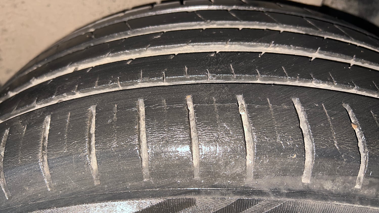 Used 2022 Volkswagen Taigun Highline 1.0 TSI MT Petrol Manual tyres LEFT REAR TYRE TREAD VIEW