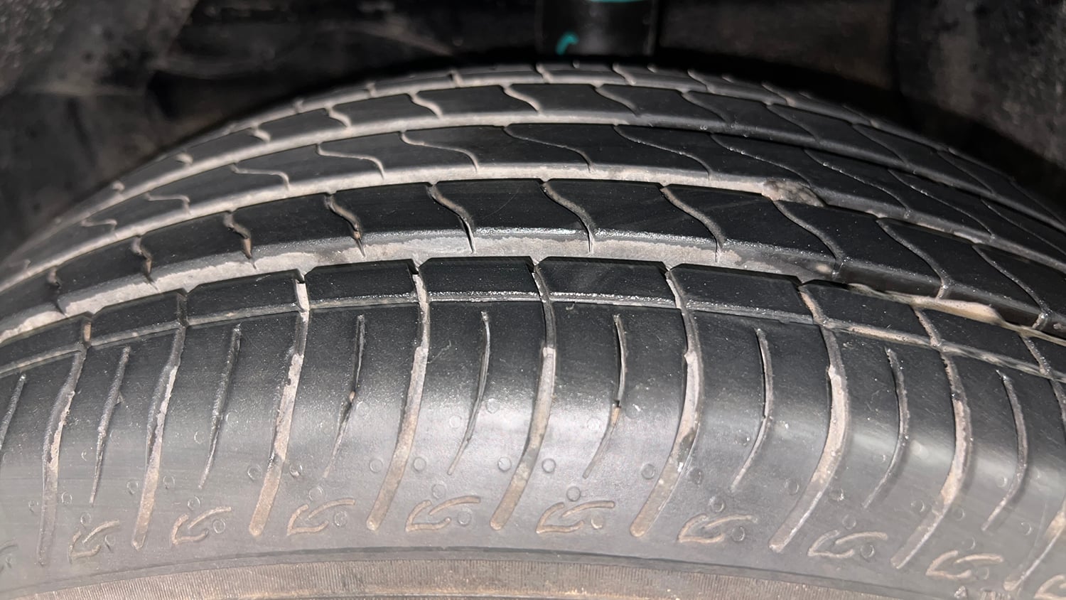 Used 2023 Maruti Suzuki Brezza Zxi Dual Tone Petrol Manual tyres LEFT FRONT TYRE TREAD VIEW