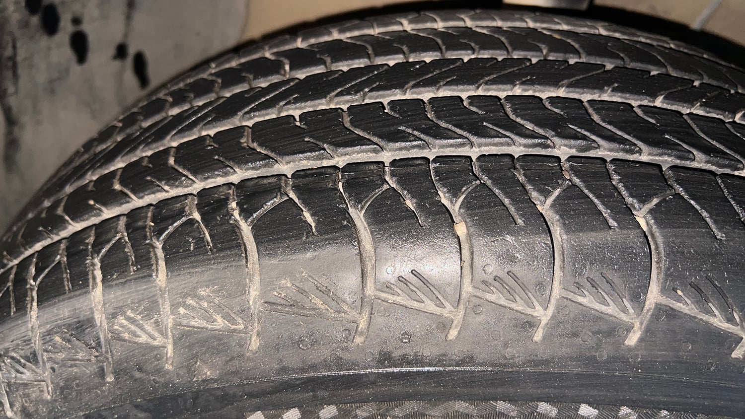 Used 2023 Maruti Suzuki Grand Vitara Alpha Smart Hybrid AT Petrol Automatic tyres RIGHT FRONT TYRE TREAD VIEW
