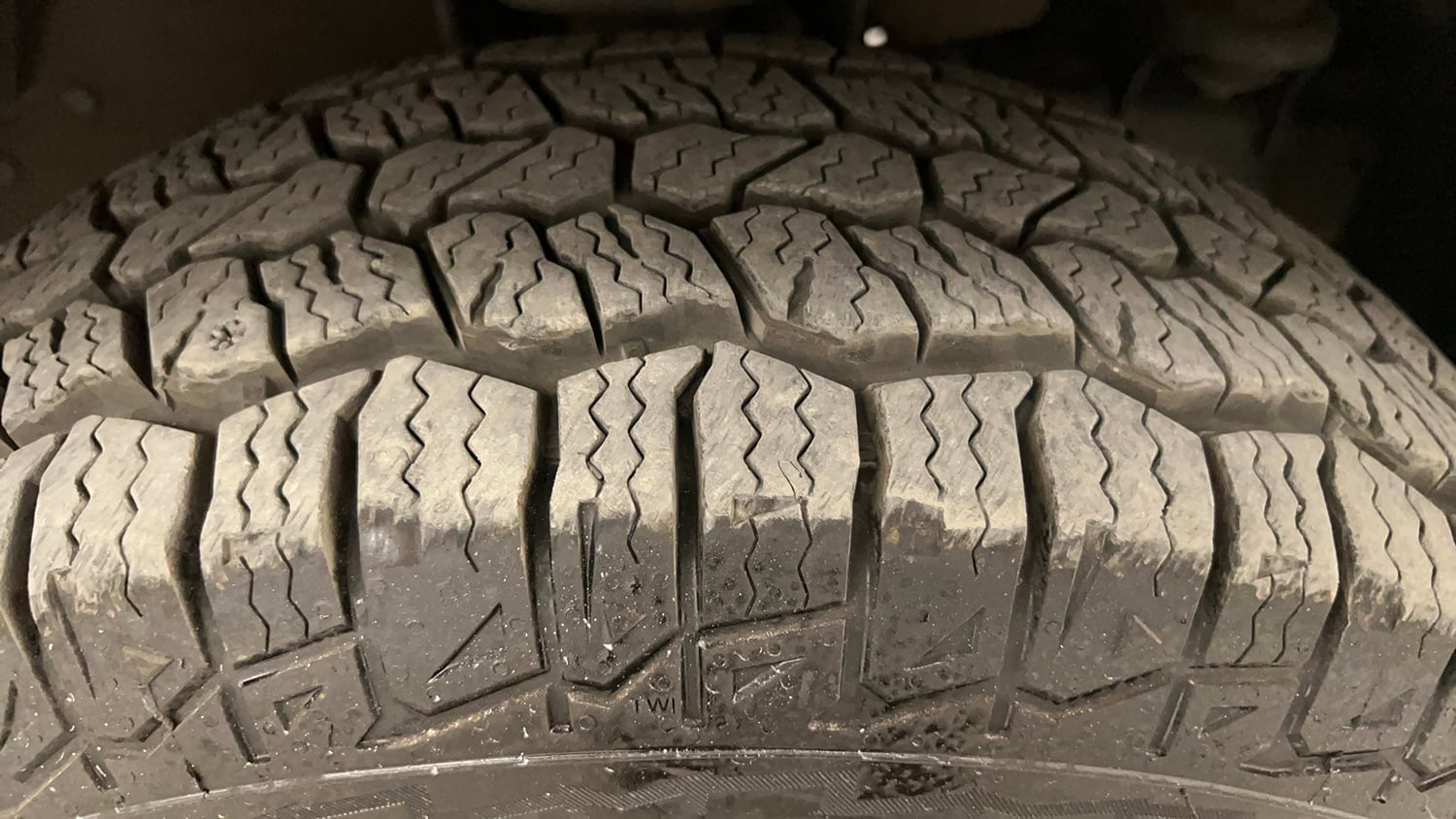 Used 2016 Mahindra TUV300 T8 Diesel Manual tyres RIGHT FRONT TYRE TREAD VIEW