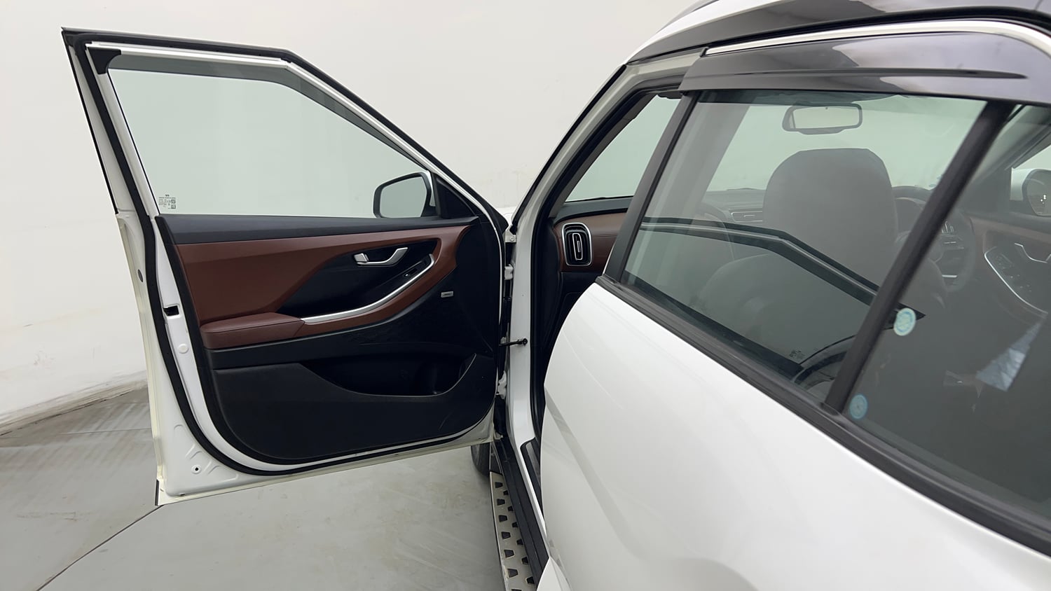 Used 2022 Hyundai Alcazar Platinum (O) 7 Seater 1.5 Diesel AT Diesel Automatic interior LEFT FRONT DOOR OPEN VIEW