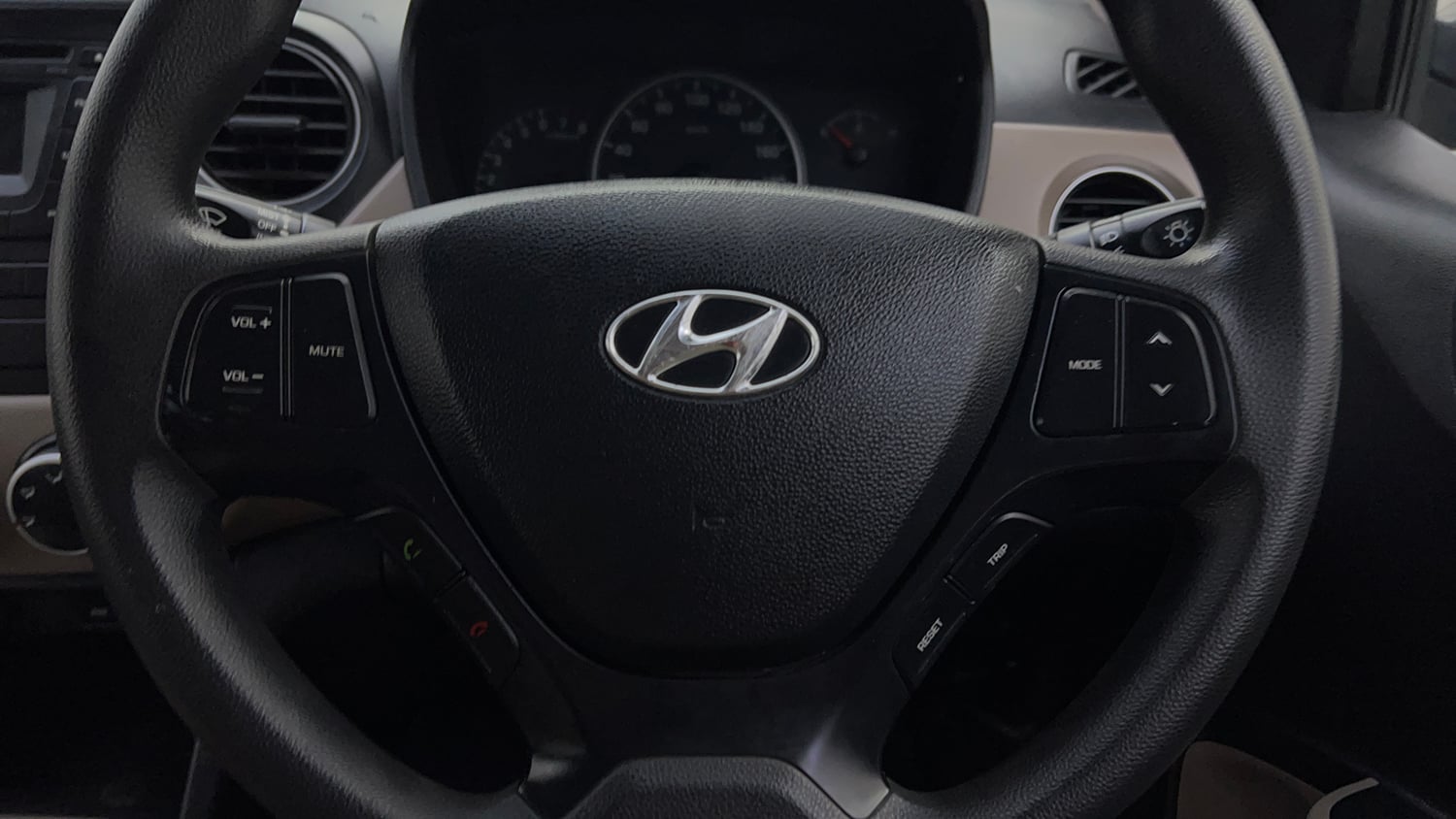 Used 2016 Hyundai Grand i10 Sportz 1.2 Kappa VTVT Petrol Manual top_features Airbags