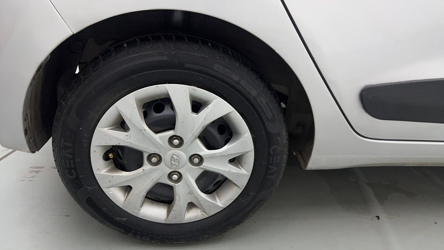 Used 2016 Hyundai Grand i10 Magna 1.2 Kappa VTVT Petrol Manual tyres RIGHT REAR TYRE RIM VIEW