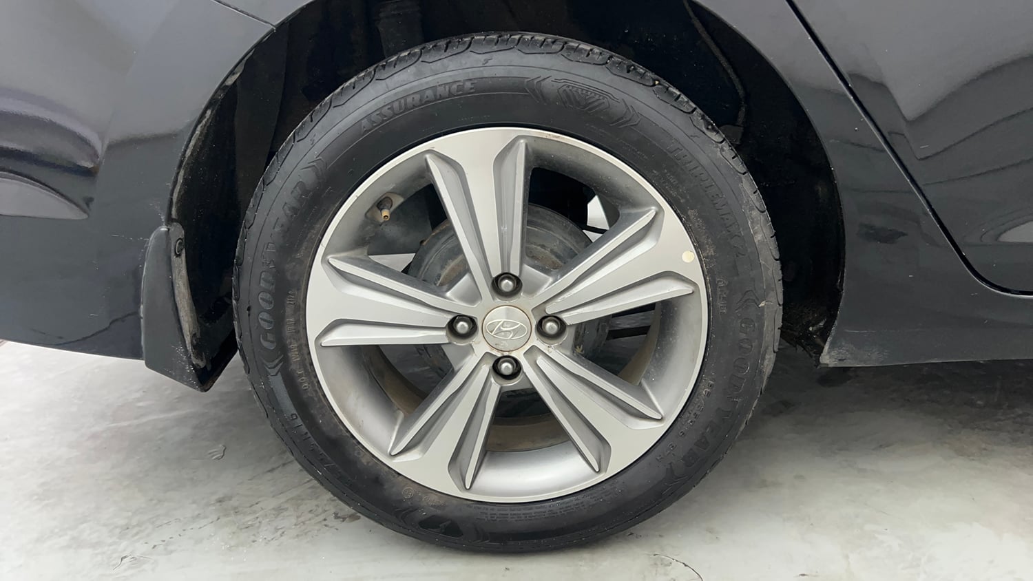 Used 2018 Hyundai Verna SX (O) 1.6 VTVT AT Petrol Automatic tyres RIGHT REAR TYRE RIM VIEW