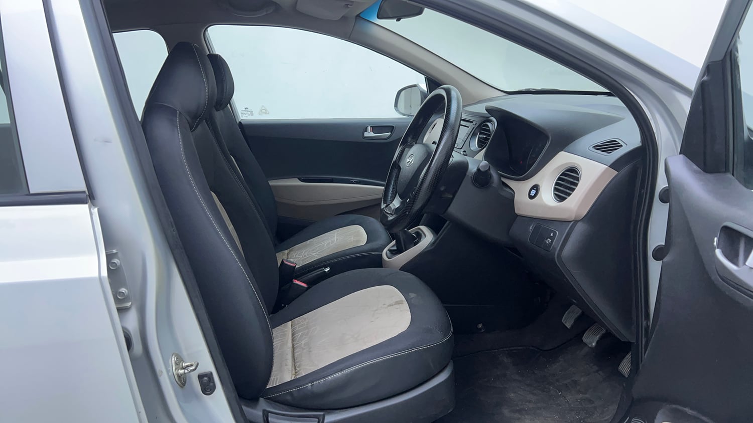 Used 2013 Hyundai Grand i10 Sportz 1.1 CRDi Diesel Manual interior RIGHT SIDE FRONT DOOR CABIN VIEW