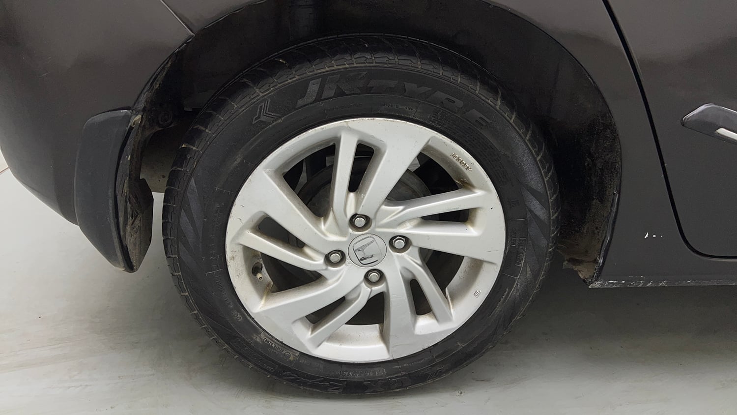 Used 2016 Honda Jazz V AT Petrol Petrol Automatic tyres RIGHT REAR TYRE RIM VIEW