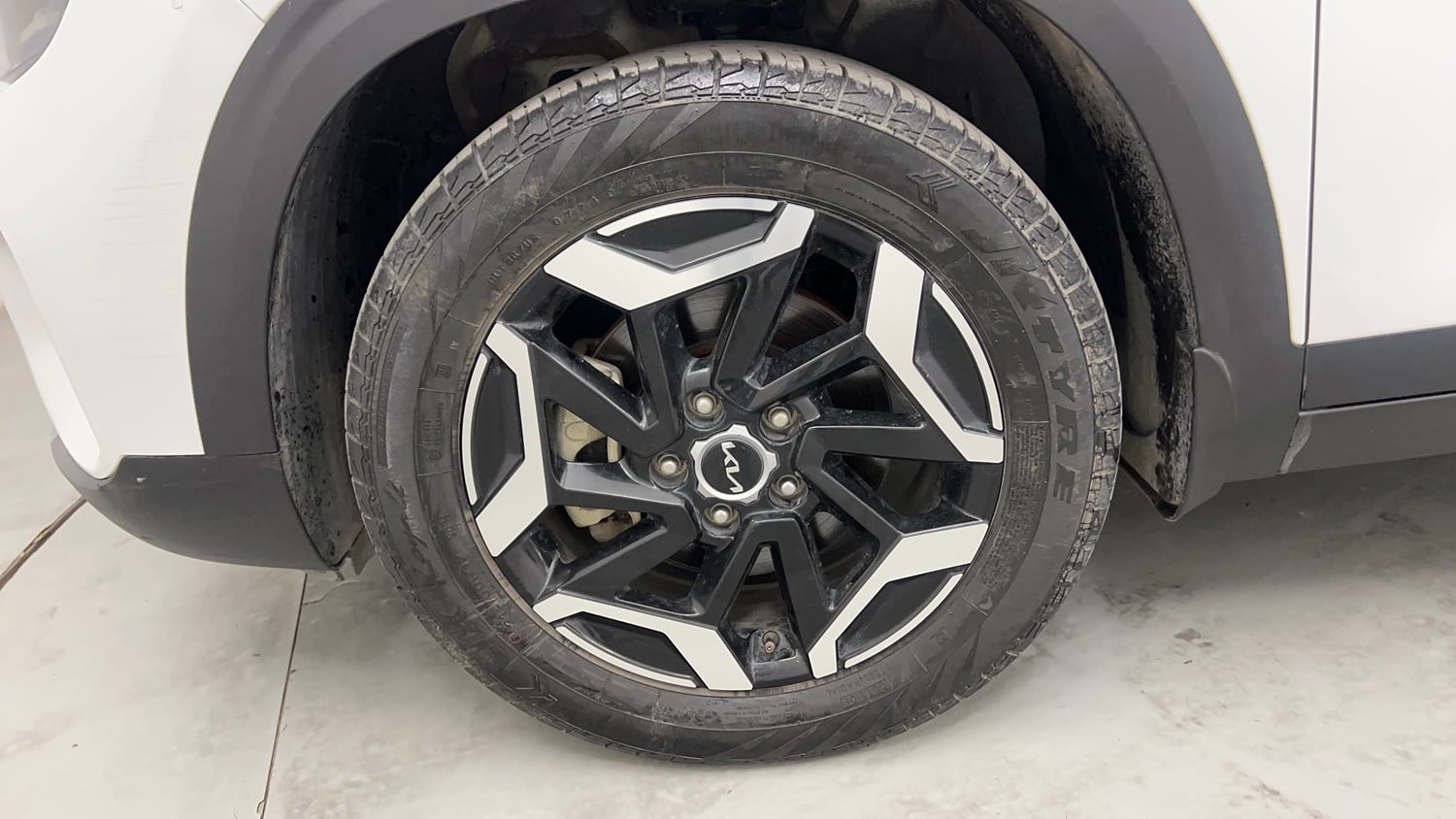 Used 2024 Kia Seltos HTX Plus 1.5 Diesel MT Diesel Manual tyres LEFT FRONT TYRE RIM VIEW
