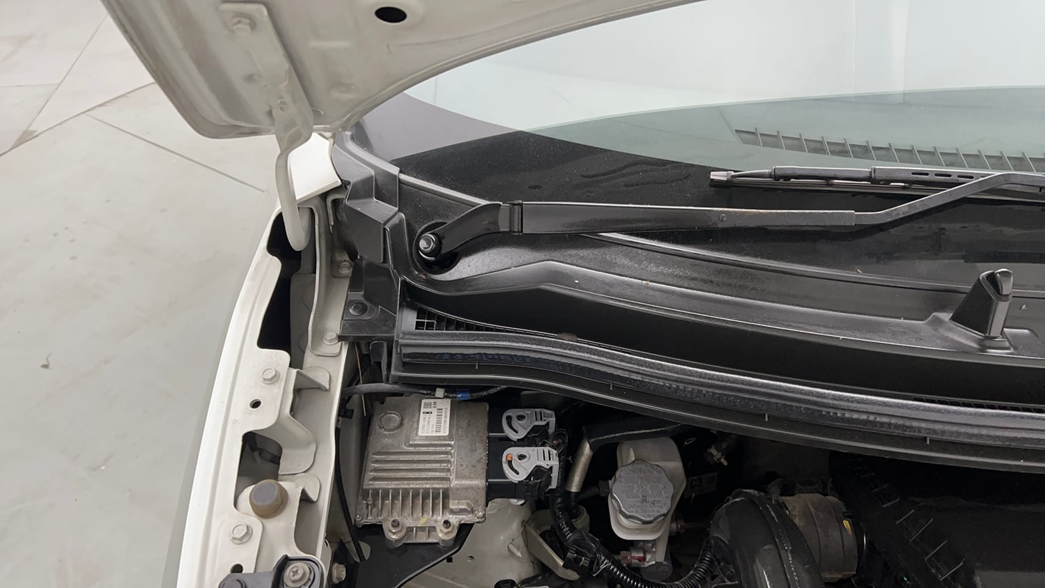 Used 2024 Maruti Suzuki Wagon R LXI 1.0 CNG Cng Manual engine ENGINE RIGHT SIDE HINGE & APRON VIEW