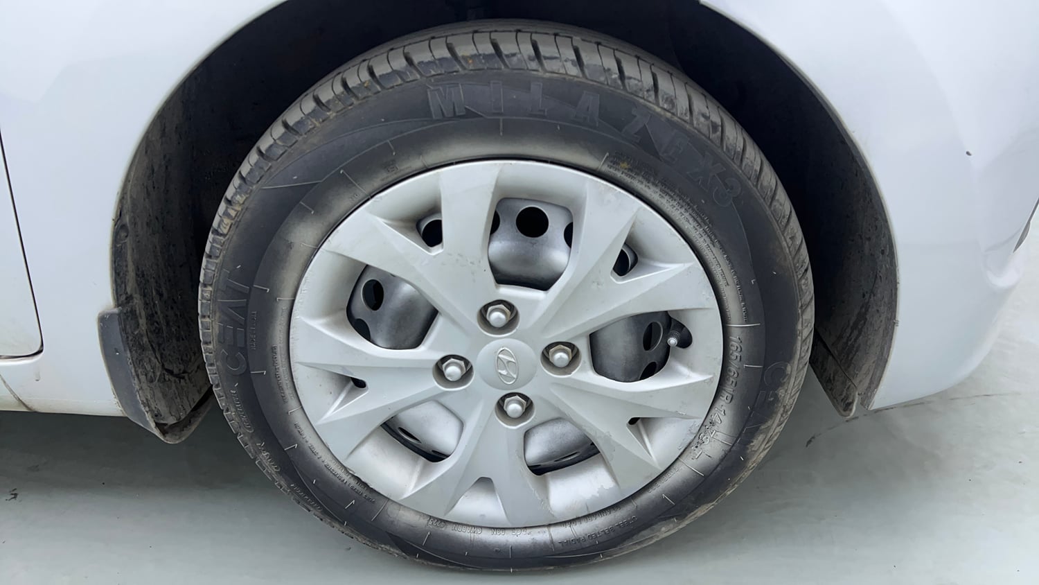 Used 2013 Hyundai Grand i10 Sportz 1.1 CRDi Diesel Manual tyres RIGHT FRONT TYRE RIM VIEW