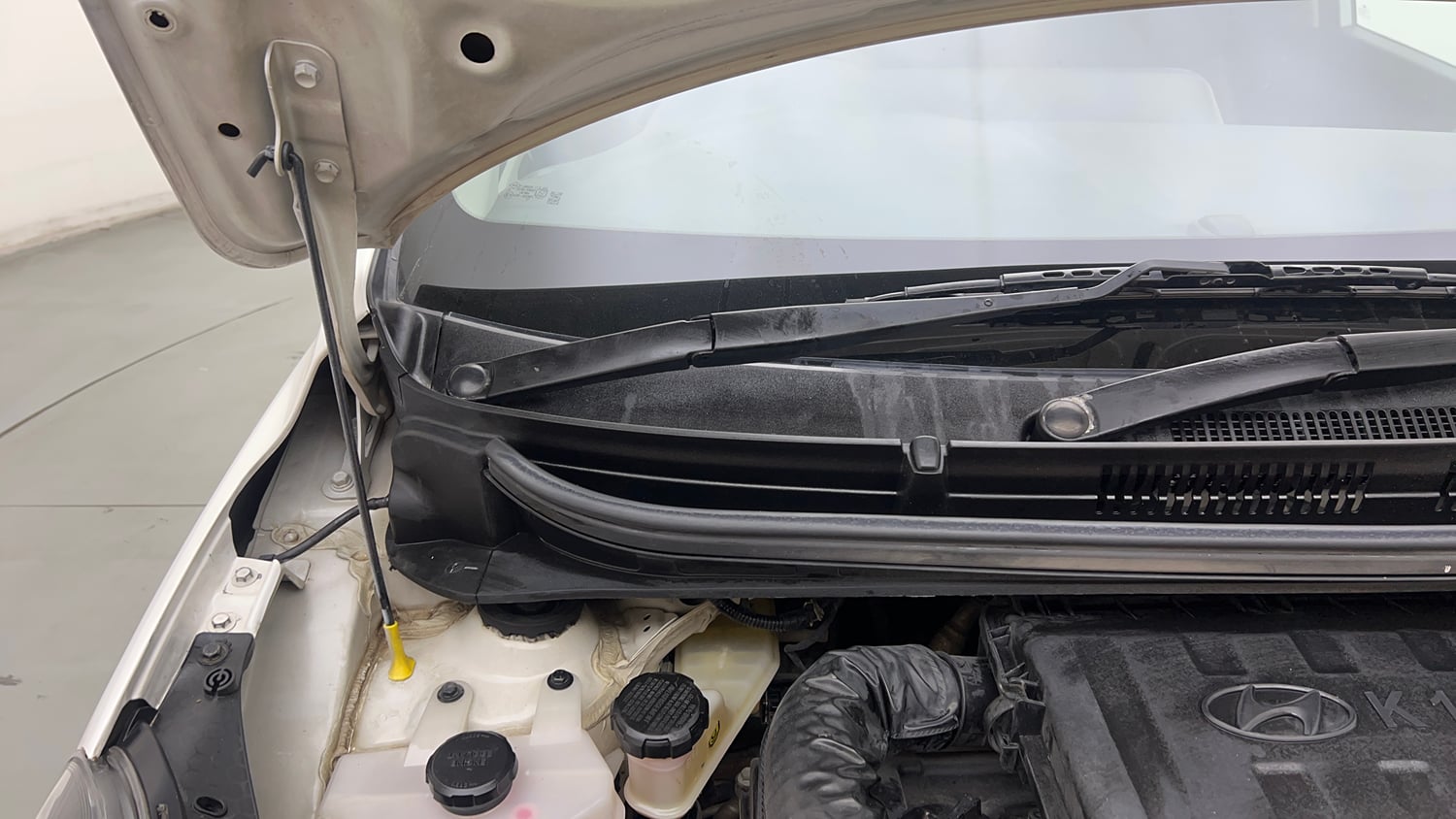 Used 2023 Hyundai Aura S 1.2 CNG Cng Manual engine ENGINE RIGHT SIDE HINGE & APRON VIEW