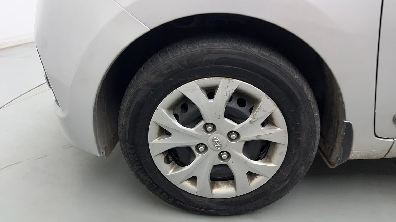 Used 2016 Hyundai Grand i10 Magna 1.2 Kappa VTVT Petrol Manual tyres LEFT FRONT TYRE RIM VIEW