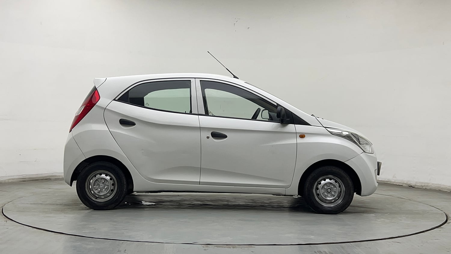 Used 2016 Hyundai Eon Era + Petrol Manual exterior RIGHT SIDE VIEW