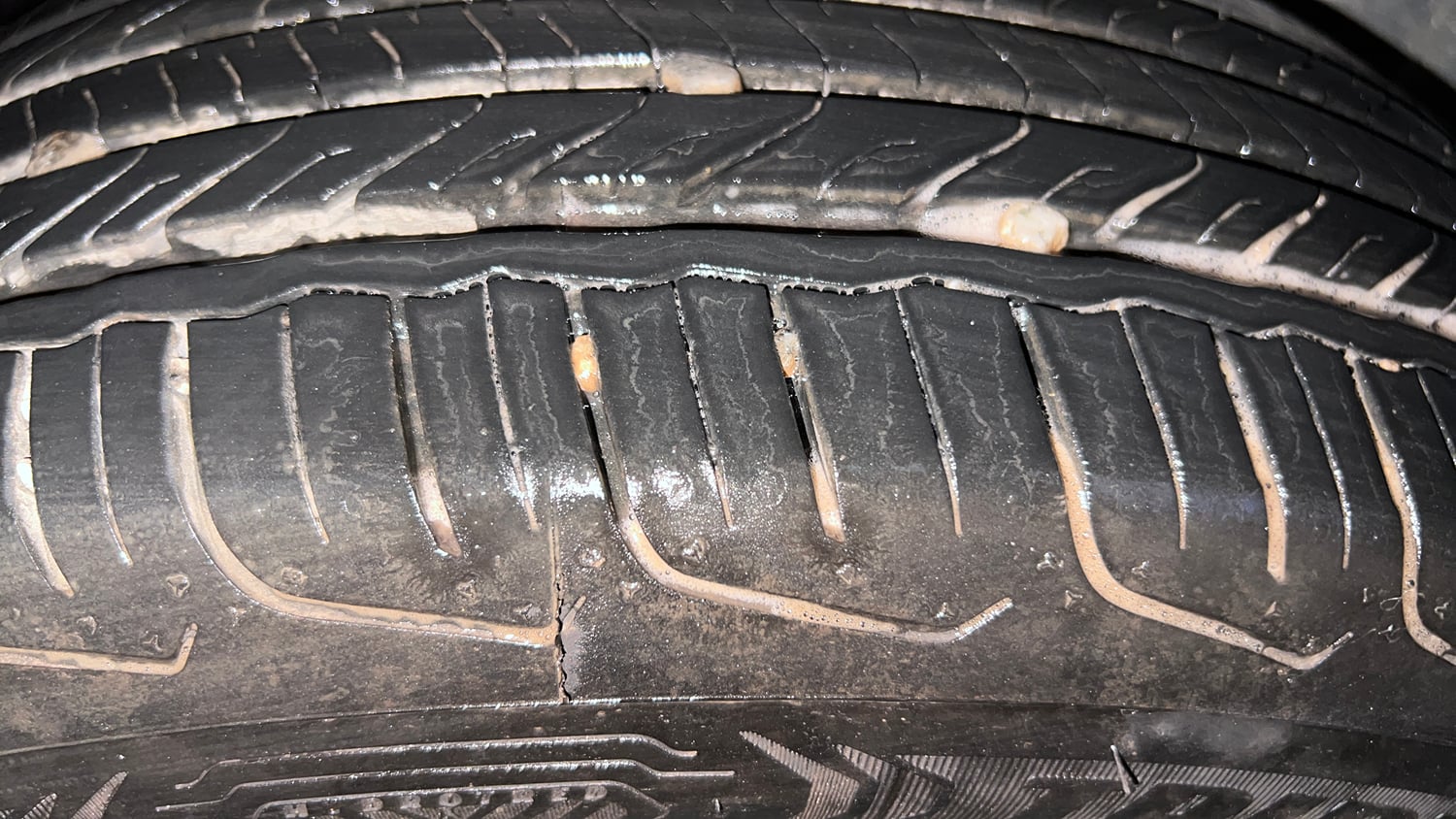 Used 2024 Maruti Suzuki Fronx Alpha 1.0L Turbo 6 AT Petrol Automatic tyres LEFT REAR TYRE TREAD VIEW