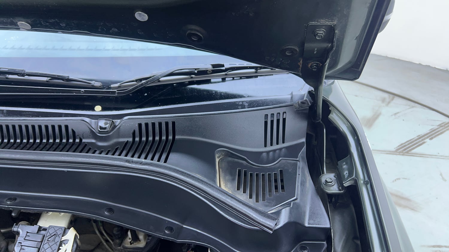 Used 2022 Tata Punch Camo Accomplished Dazzle AMT Petrol Automatic engine ENGINE LEFT SIDE HINGE & APRON VIEW