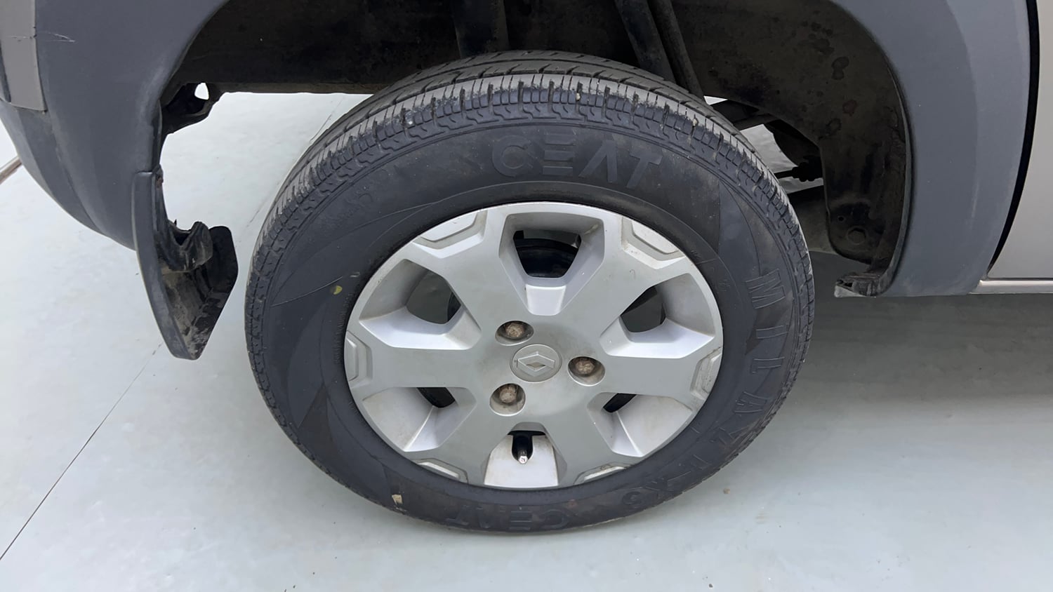 Used 2017 Renault Kwid 1.0 RXT AMT Petrol Automatic tyres RIGHT REAR TYRE RIM VIEW
