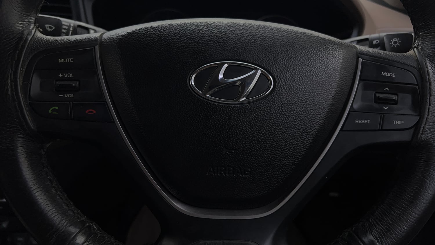 Used 2016 Hyundai Elite i20 Sportz 1.2 Petrol Manual top_features Airbags