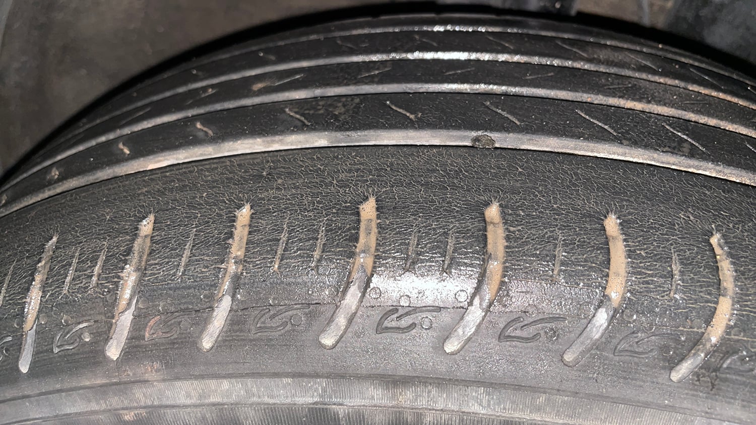 Used 2023 Kia Carens Premium 1.4 Petrol 7 STR Petrol Manual tyres RIGHT FRONT TYRE TREAD VIEW