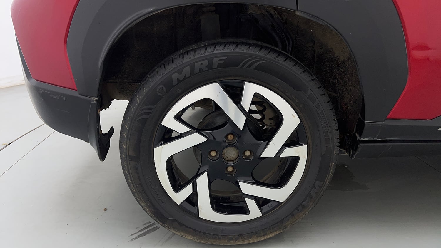 Used 2021 Nissan Magnite XV Premium Turbo (O) CVT Dual Tone Petrol Automatic tyres RIGHT REAR TYRE RIM VIEW