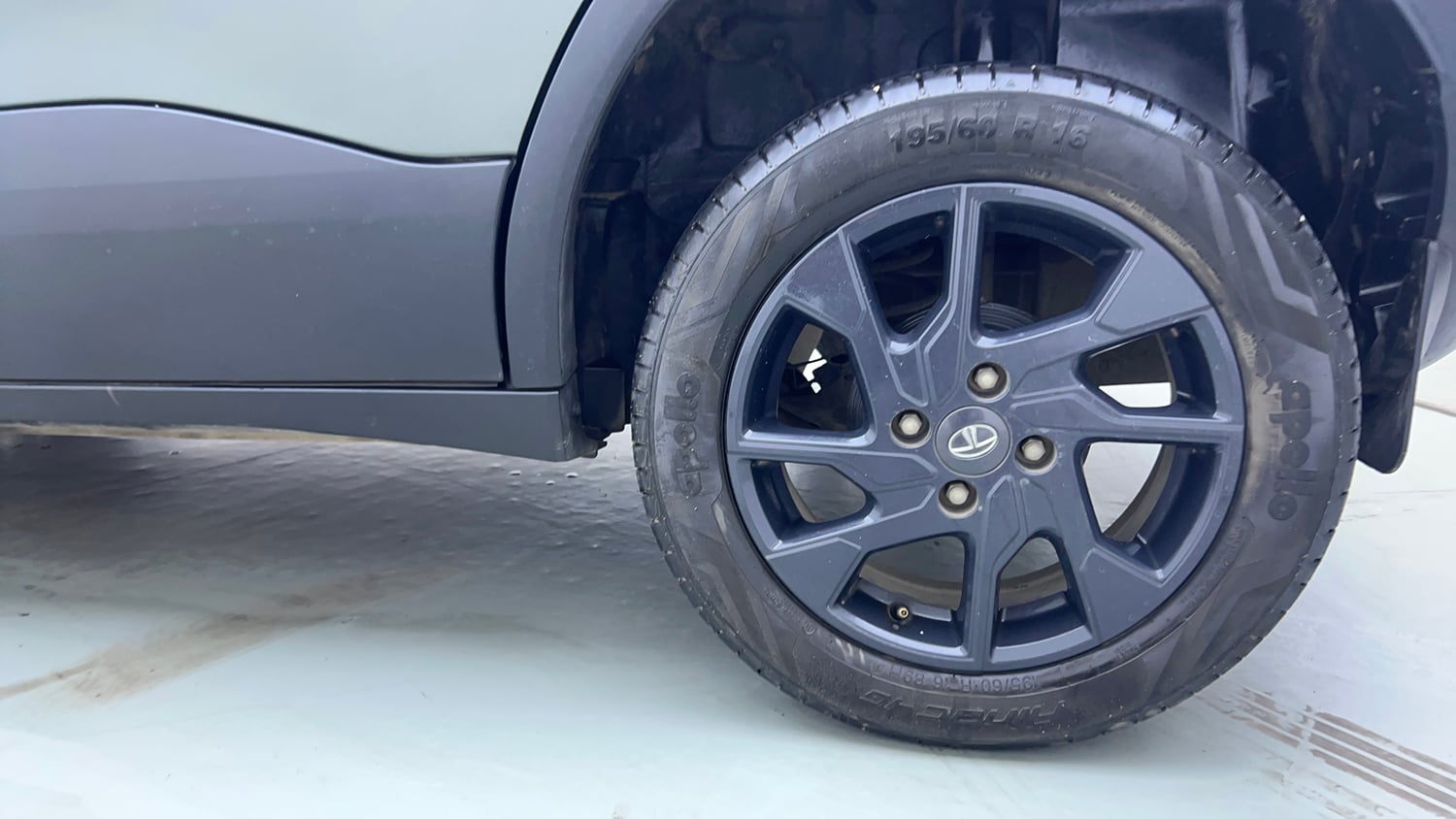 Used 2022 Tata Punch Camo Accomplished Dazzle AMT Petrol Automatic tyres LEFT REAR TYRE RIM VIEW