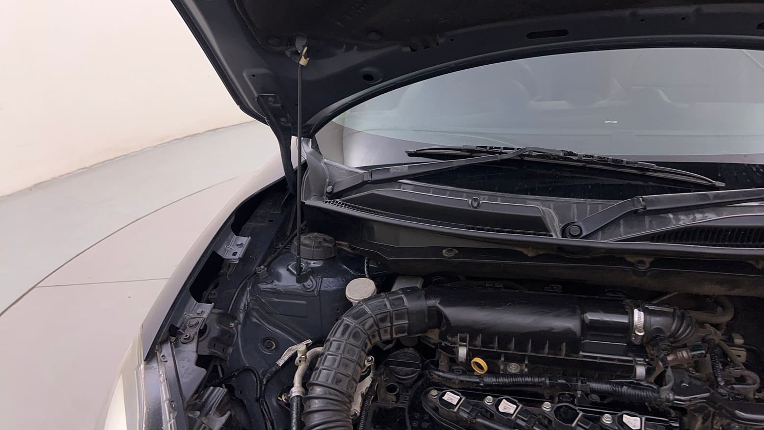 Used 2020 Maruti Suzuki Swift ZXi Plus AMT Petrol Automatic engine ENGINE RIGHT SIDE HINGE & APRON VIEW