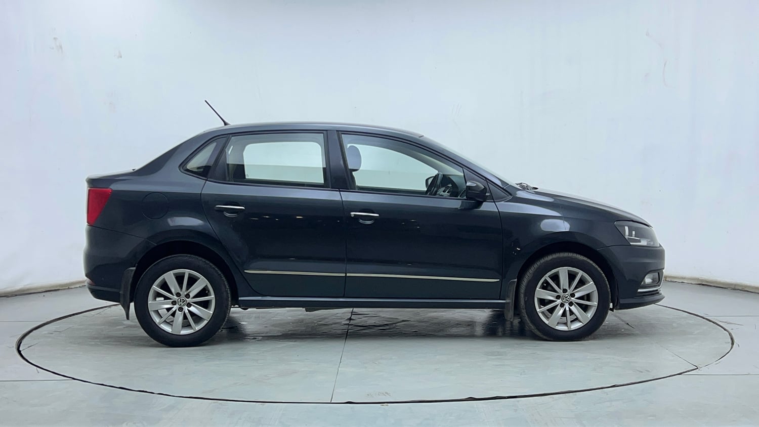 Used 2017 Volkswagen Ameo Highline1.2L (P) Petrol Manual exterior RIGHT SIDE VIEW