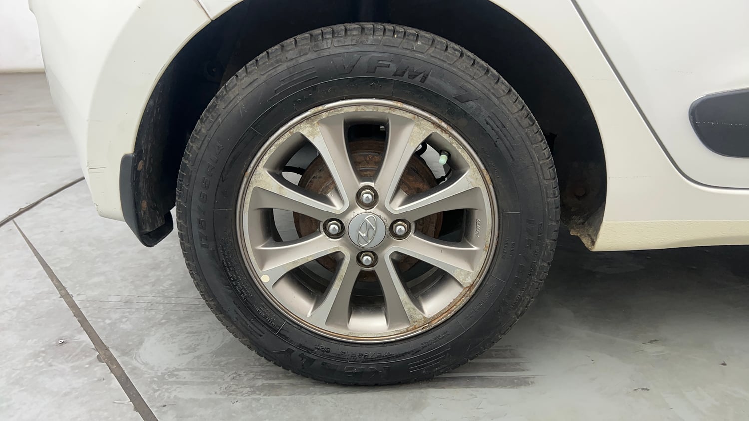 Used 2016 Hyundai Grand i10 Asta 1.2 Kappa VTVT Petrol Manual tyres RIGHT REAR TYRE RIM VIEW