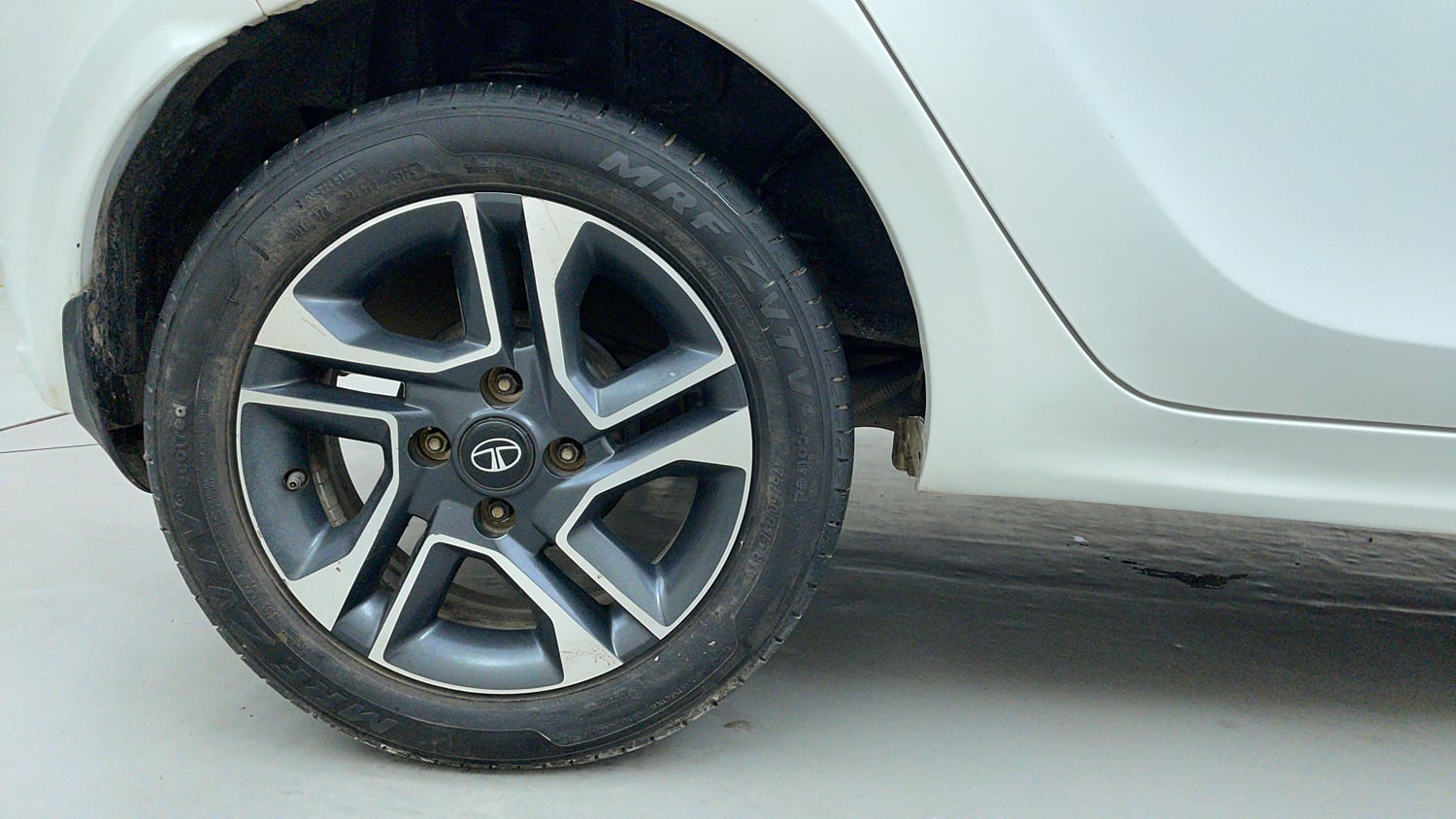Used 2021 Tata Tiago XZ Plus Dual Tone Petrol Manual tyres RIGHT REAR TYRE RIM VIEW