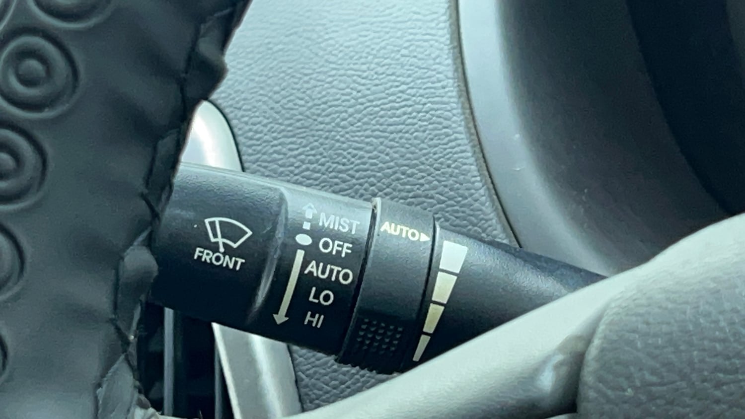 Used 2013 Hyundai i20 Sportz 1.2 Petrol Manual top_features Rain sensing wipers