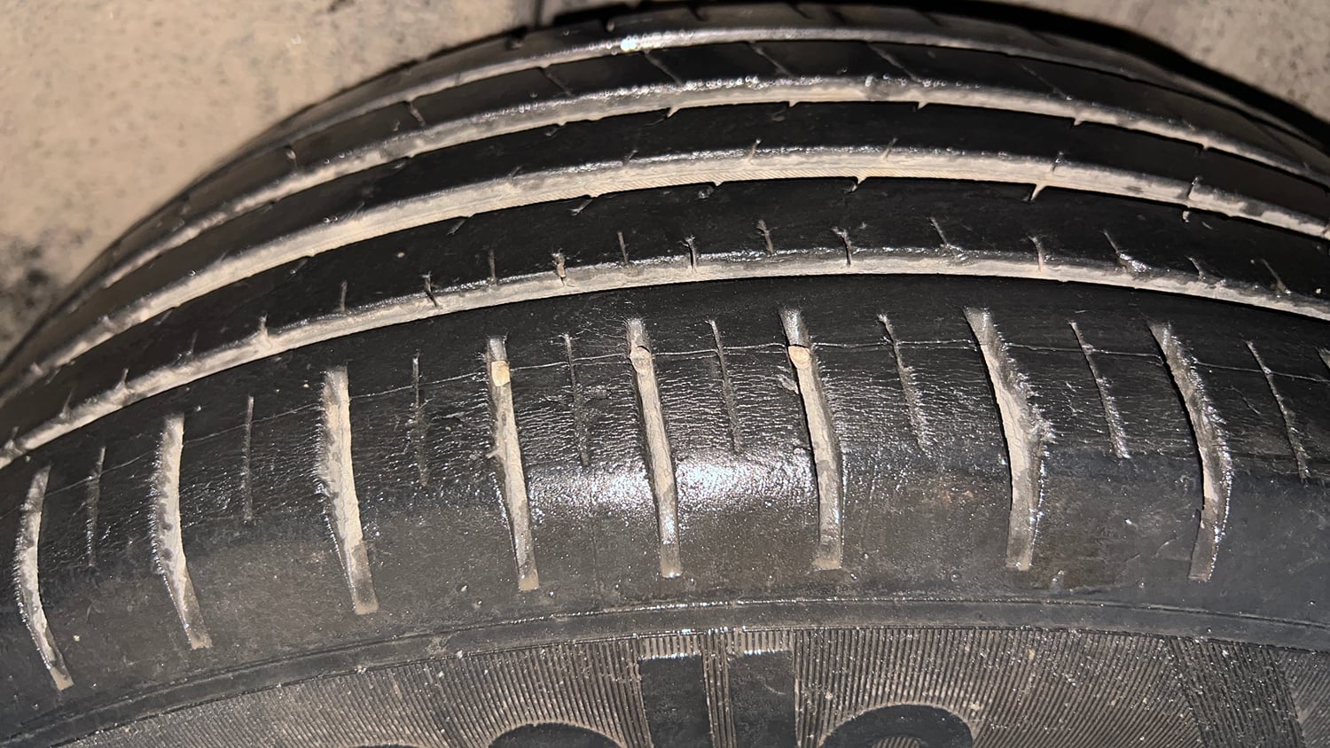 Used 2022 Volkswagen Taigun Highline 1.0 TSI MT Petrol Manual tyres RIGHT REAR TYRE TREAD VIEW