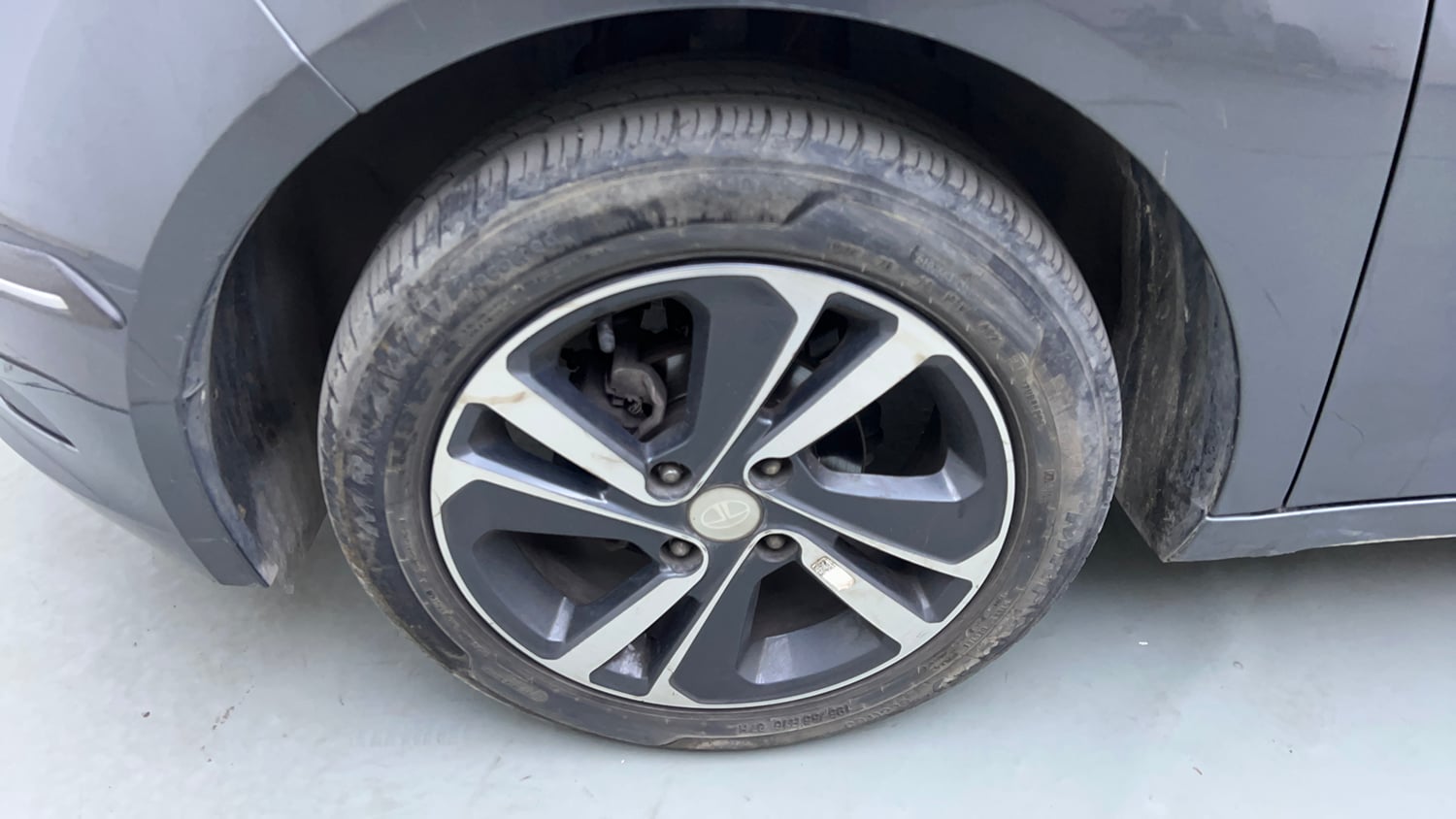 Used 2021 Tata Altroz XZ Petrol Petrol Manual tyres LEFT FRONT TYRE RIM VIEW