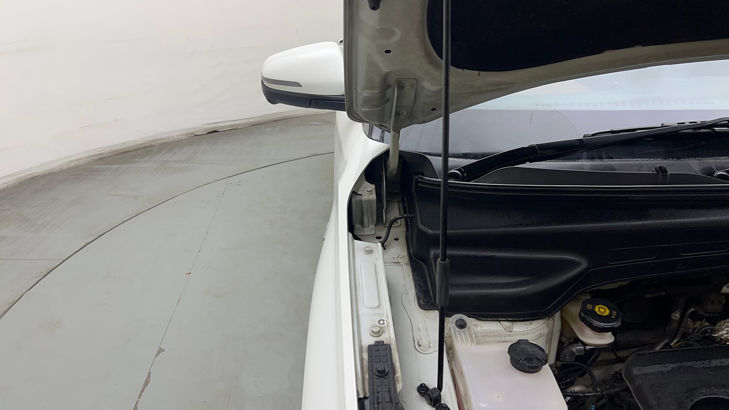 Used 2022 Hyundai Alcazar Platinum (O) 7 Seater 1.5 Diesel AT Diesel Automatic engine ENGINE RIGHT SIDE HINGE & APRON VIEW