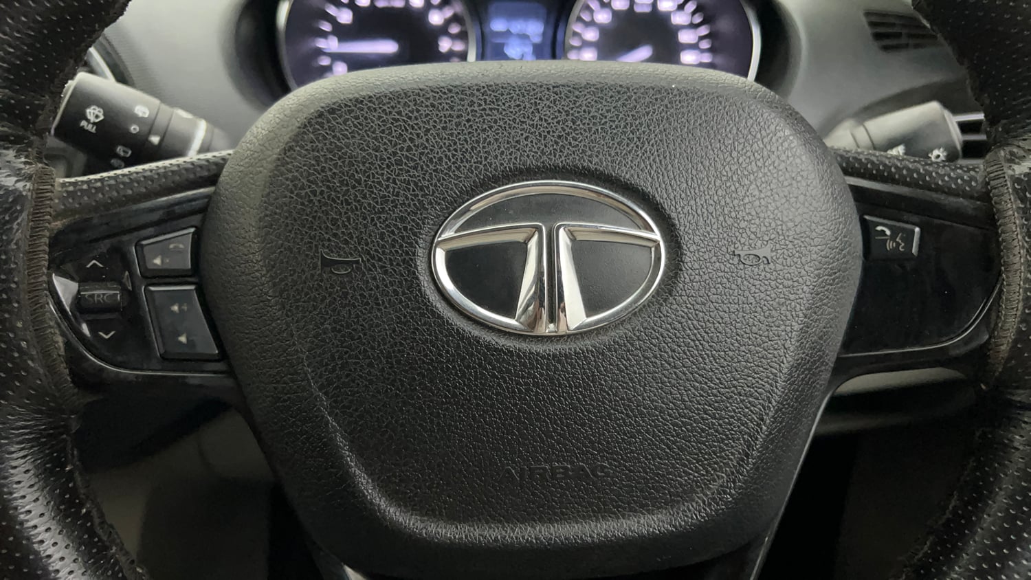 Used 2019 Tata Tiago Revotron XZ w/o Alloy Petrol Manual top_features Steering mounted controls