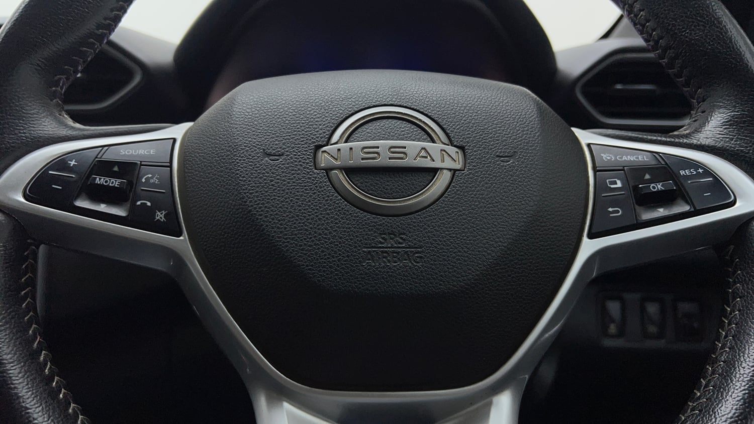 Used 2021 Nissan Magnite XV Premium Turbo (O) CVT Dual Tone Petrol Automatic top_features Airbags