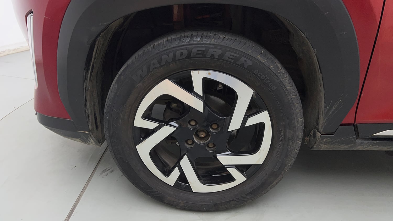Used 2021 Nissan Magnite XV Premium Turbo (O) CVT Dual Tone Petrol Automatic tyres LEFT FRONT TYRE RIM VIEW