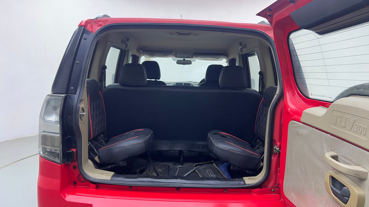Used 2019 Mahindra TUV300 T6 Plus Diesel Manual interior DICKY INSIDE VIEW