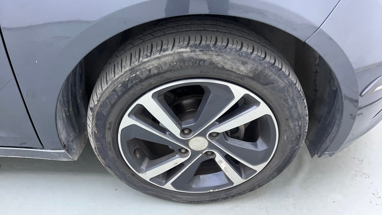 Used 2021 Tata Altroz XZ Petrol Petrol Manual tyres RIGHT FRONT TYRE RIM VIEW
