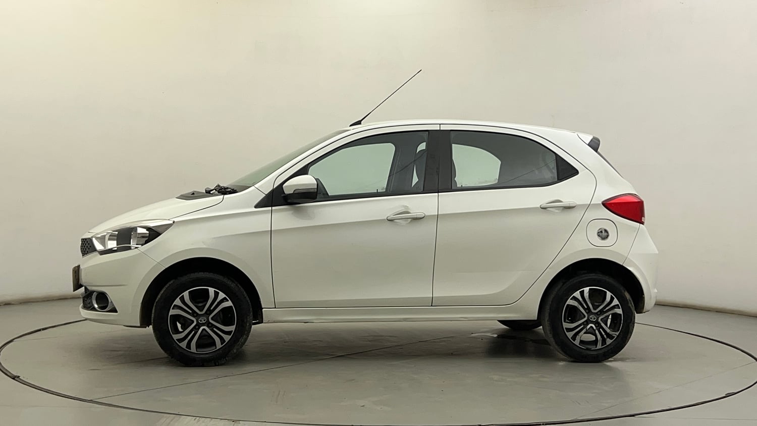 Used 2019 Tata Tiago Revotron XZ w/o Alloy Petrol Manual exterior LEFT SIDE VIEW